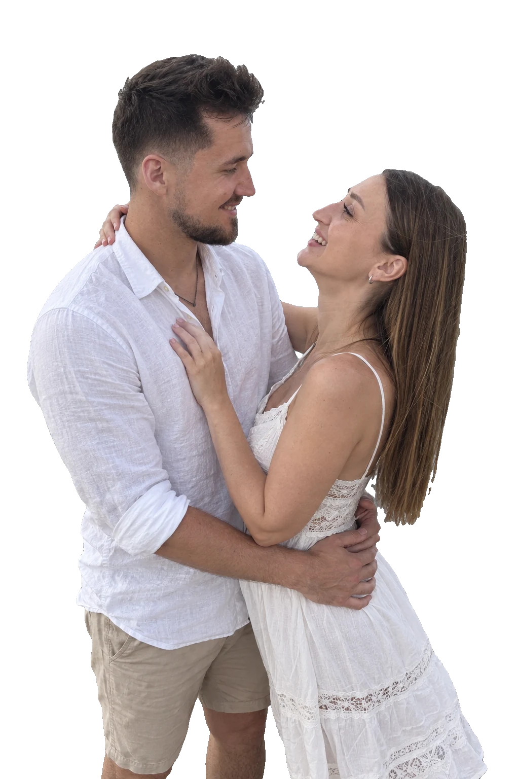 Alona und Jan umarmen sich lachend am Strand